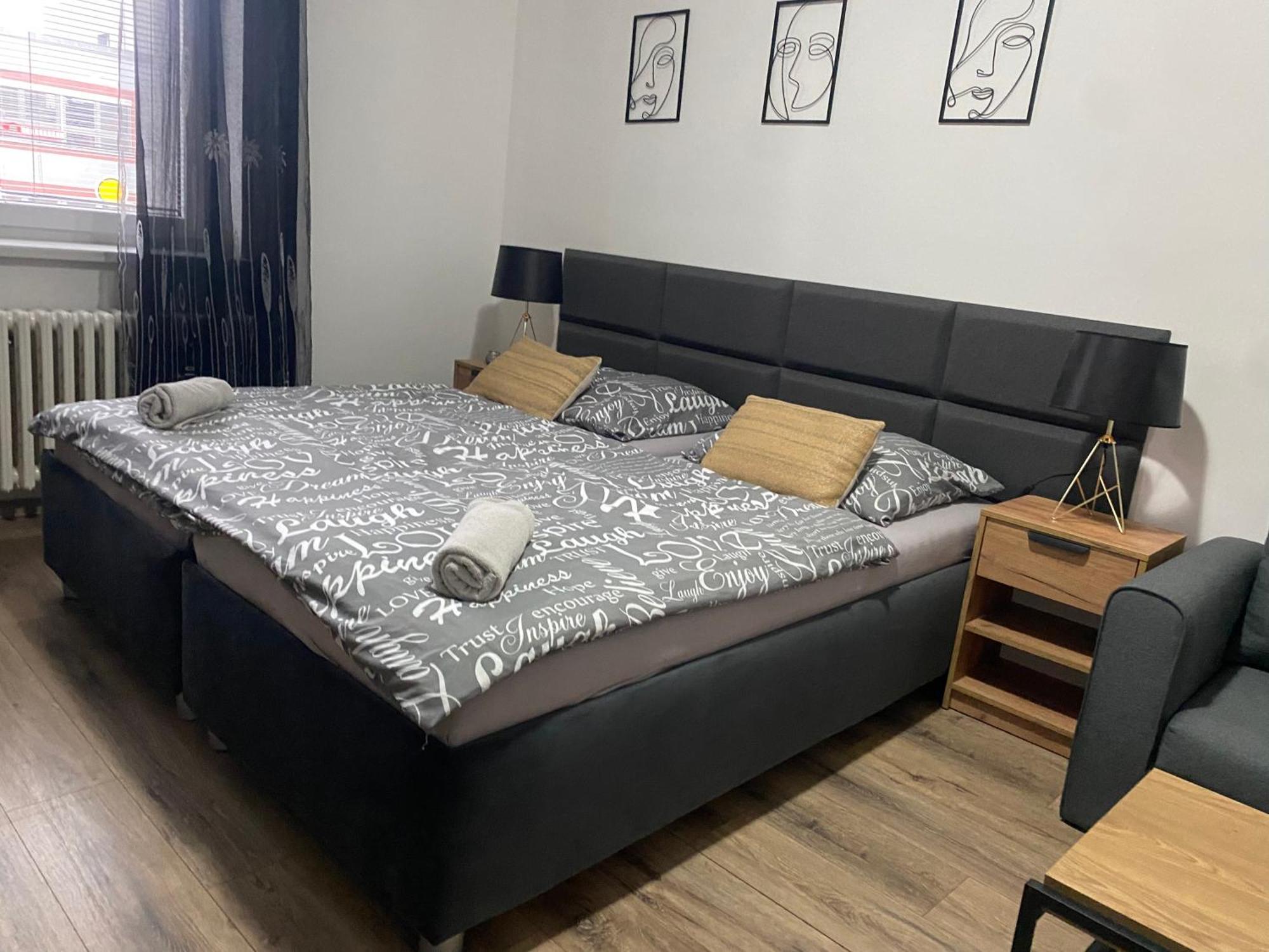 Cerna Ruze - Apartman 4 Plzeň Esterno foto